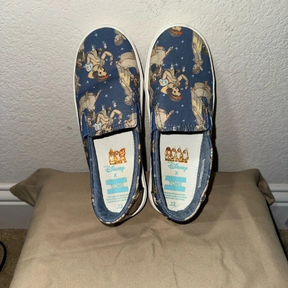 Disney x TOMS Snow White Youth Luca Slip-On Size Y3 - Picture 2 of 10